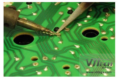 BGA返修焊點斷裂之第三類焊點分布比較離散，較多的PCB焊盤附近都有 孔出現。